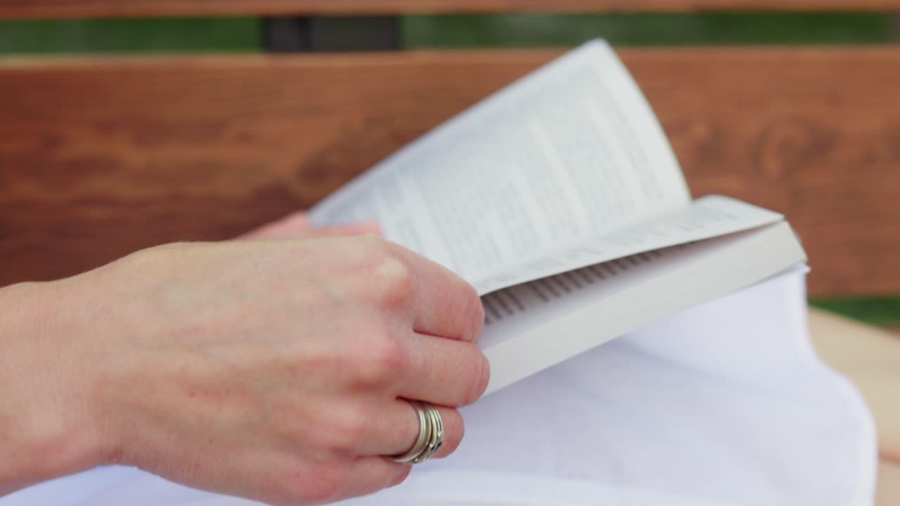 mujer leyendo un libro al aire libre