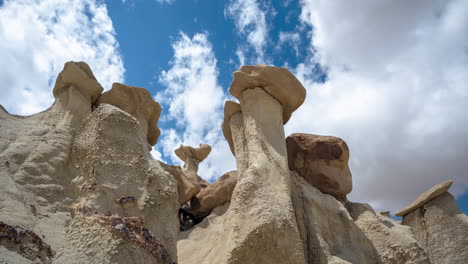 Zeitraffer,-Bisti-Badlands-Wildnis,-Wolken,-Die-Sich-über-Hoodoo-sandstein-felsformationen-Bewegen,-New-Mexico-Usa