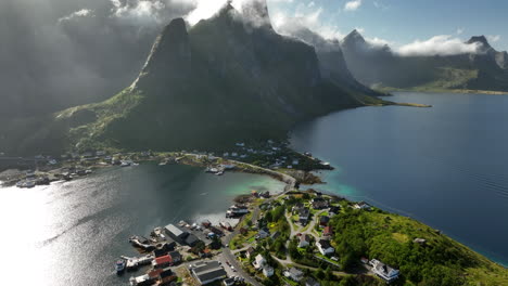 Luftaufnahme-über-Die-Lofoten-Region-In-Norwegen-Mit-Steilen-Umliegenden-Bergen