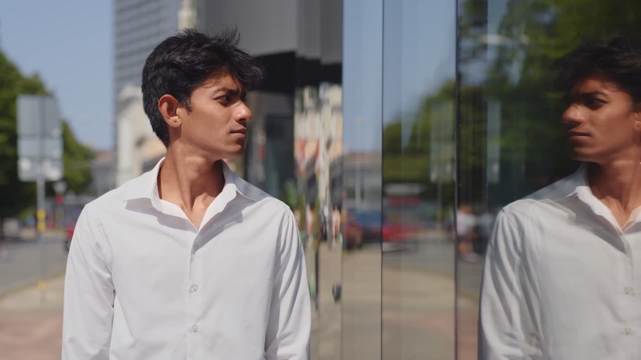 hombre de ventas de negocios pensativo preocupado despedido por el trabajo, mirando su reflejo