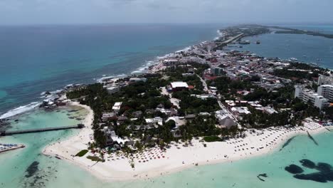 Una-Toma-Aérea-De-Isla-Mujeres,-México-Durante-El-Día