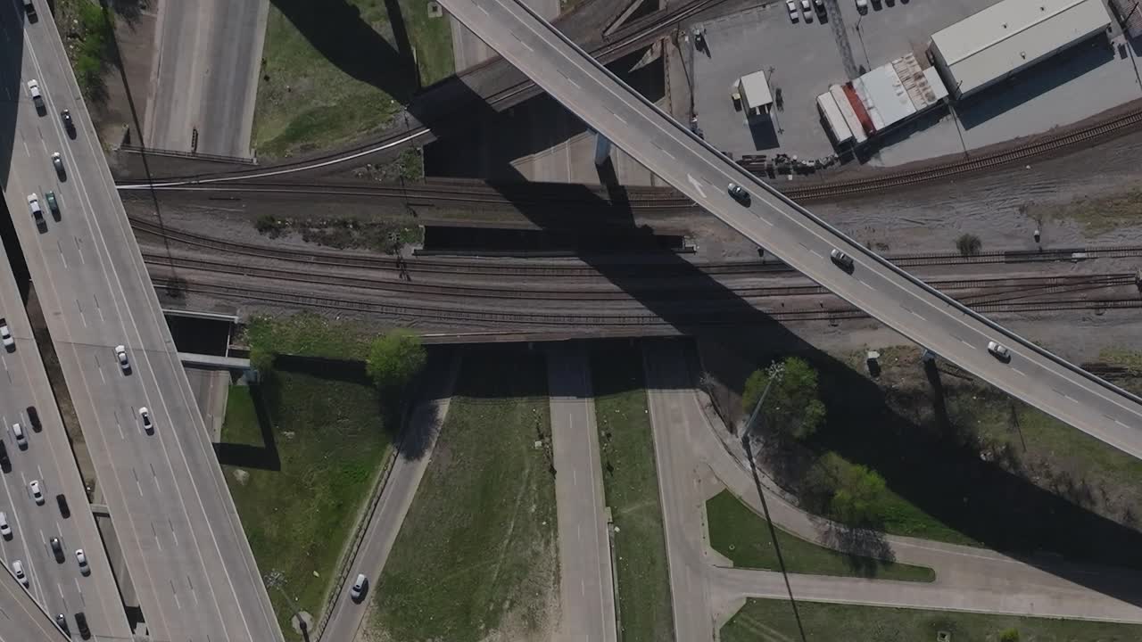 Vista aerea del centro di Dallas che mostra autostrade e binari ferroviari