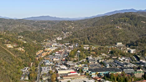 Gatlinburg,-Tennessee,-Antena-V1,-Toma-Panorámica-Que-Captura-El-Pintoresco-Paisaje-Urbano-De-La-Pequeña-Ciudad-De-Montaña-Al-Pie-De-La-Colina-Contra-El-Cielo-Azul-Claro---Filmada-Con-Una-Cámara-Inspire-2,-X7---Noviembre-De-2020