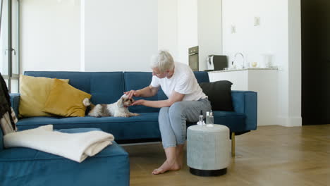 mujer y perro en casa