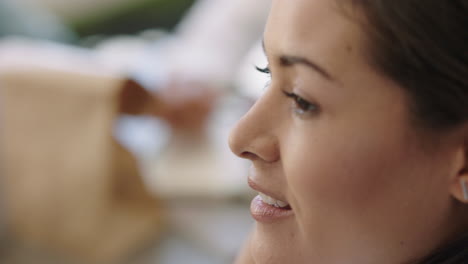 Mujer-De-Negocios-Profesional-Reuniéndose-Con-El-Líder-Del-Equipo-Hablando-Con-Colegas-Intercambiando-Ideas-Creativas-Gerente-Hispana-Segura-En-La-Sala-De-Juntas-De-La-Oficina-De-Cerca