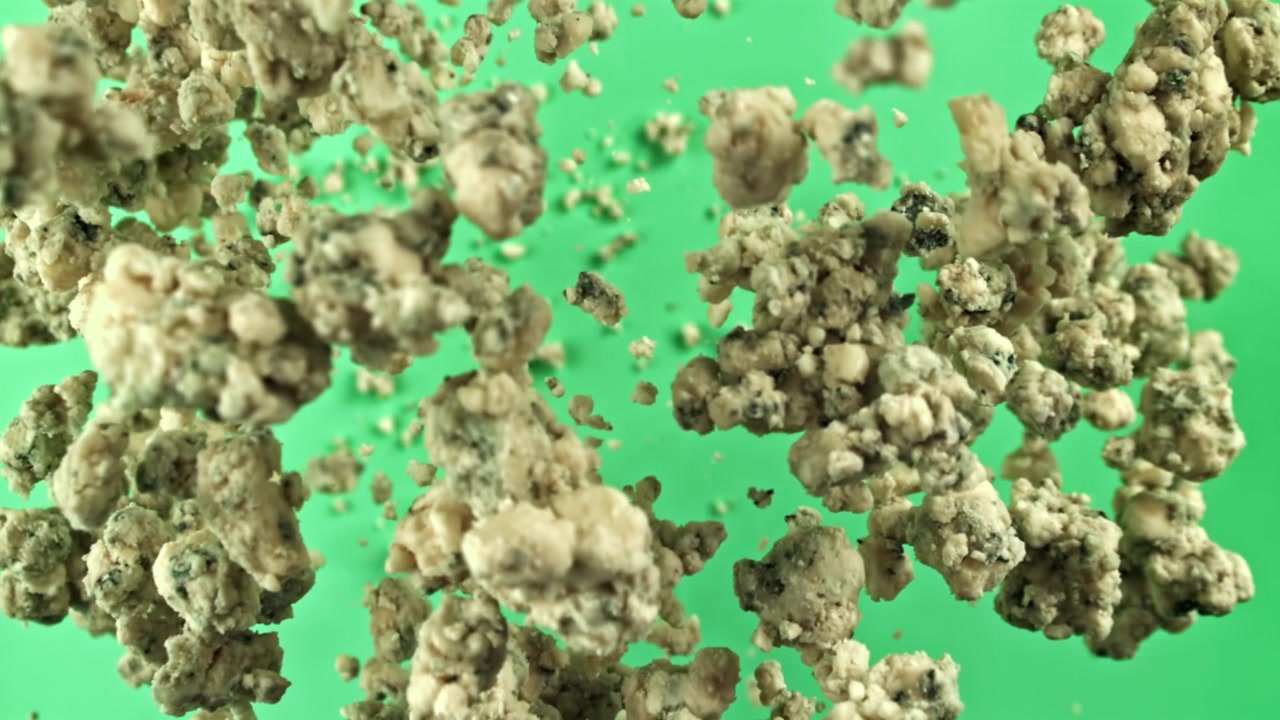 Briciole di formaggio erborinato che galleggiano su schermo verde