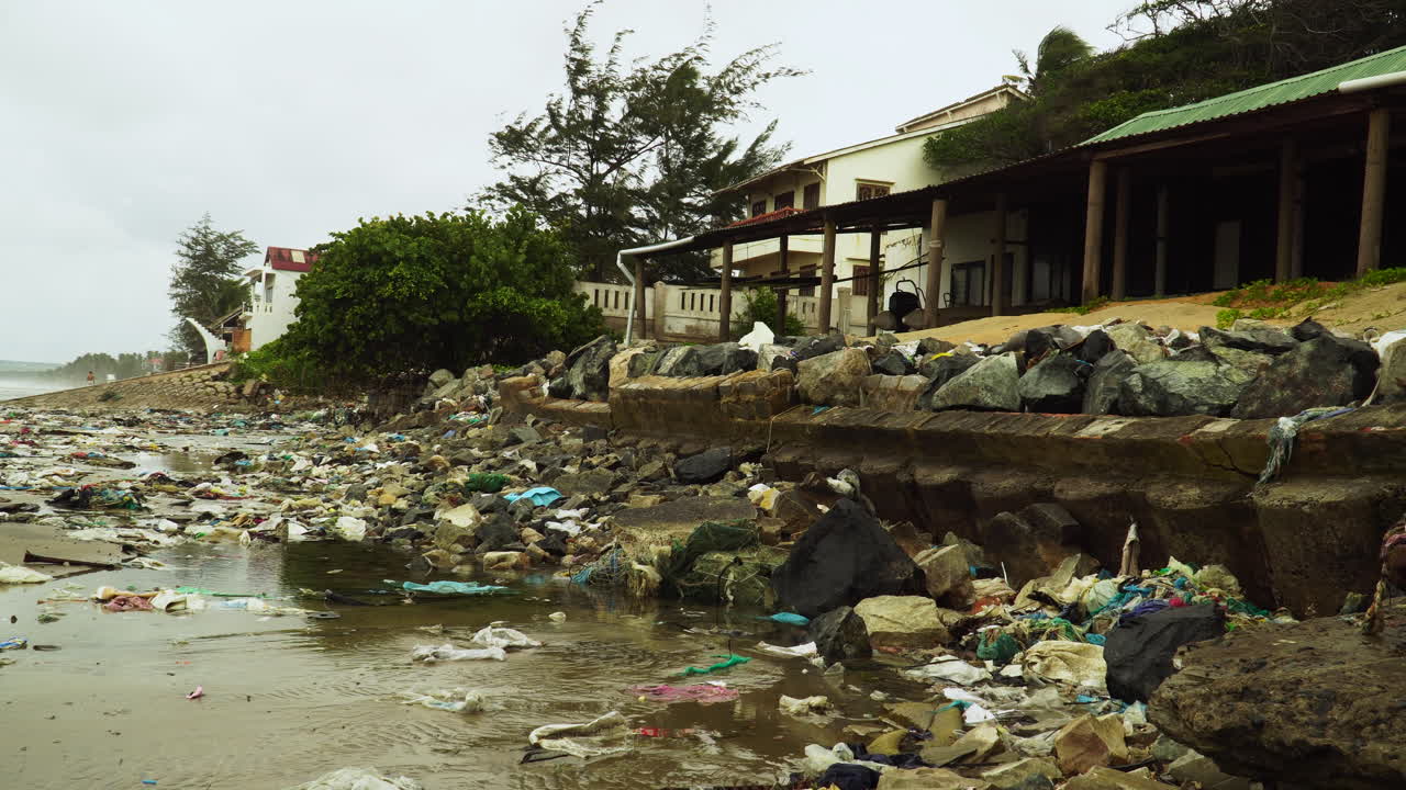10월 남중국해에서 거대한 태풍이 지나간 후 무이네 만