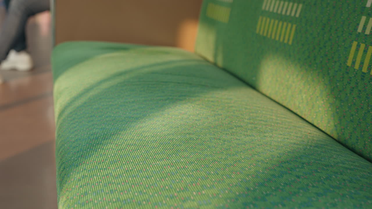 luz solar en el asiento del tren en movimiento