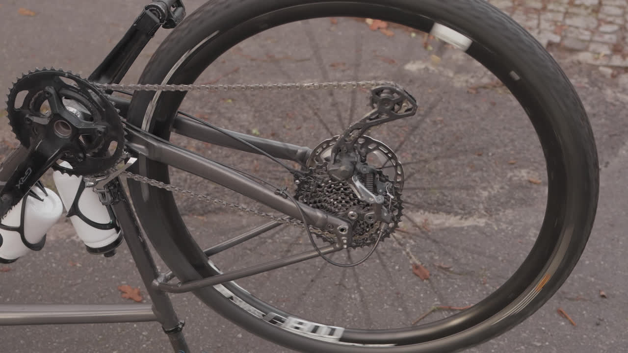 Visão de perto da corrente da bicicleta, do cassete e da roda traseira, enquanto parada