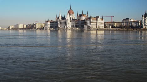 vista del centro de la ciudad de budapest con el edificio del parlamento y el río danubio en un día soleado, arquitectura gótica, toma panorámica de amplio ángulo bajo