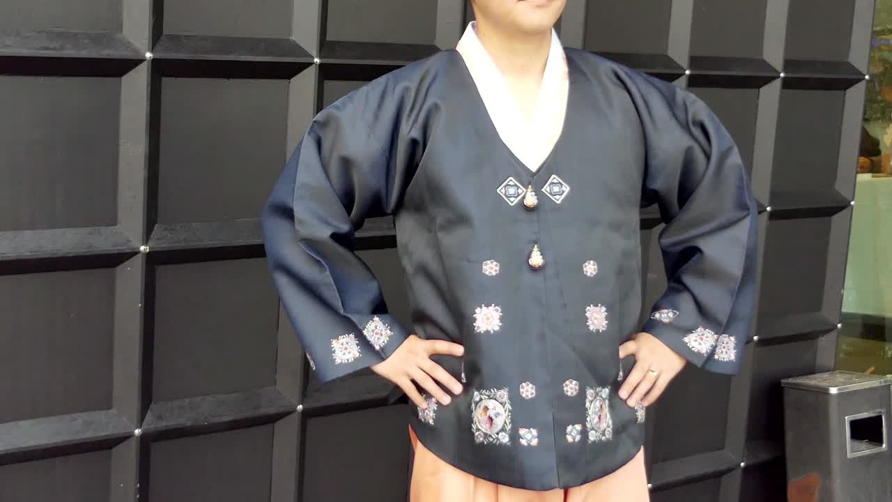 신부 - 결혼식 꽃과 신랑의 샷