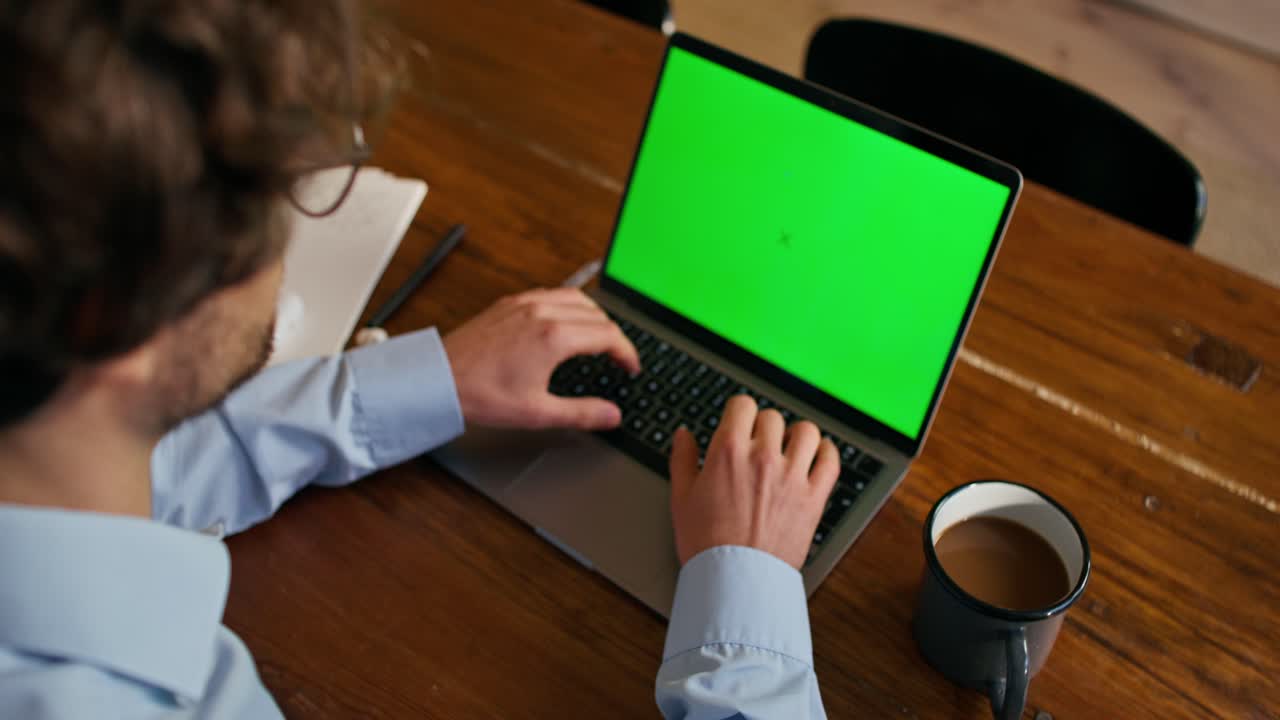 hombre trabajando en una computadora portátil
