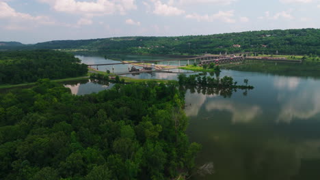 Naturaleza-Verde-Del-Parque-Cook&#39;s-Landing-Con-Vistas-Al-Puente-Big-Dam-En-North-Little-Rock,-Arkansas,-Estados-Unidos