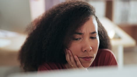 Aburrido,-Mujer-De-Negocios-Y-Leyendo-En-La-Computadora