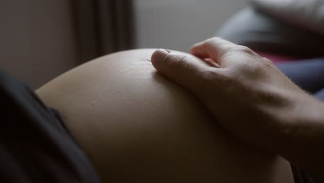 손으로 엄마의 아기 배를 만지고 압축하는 것