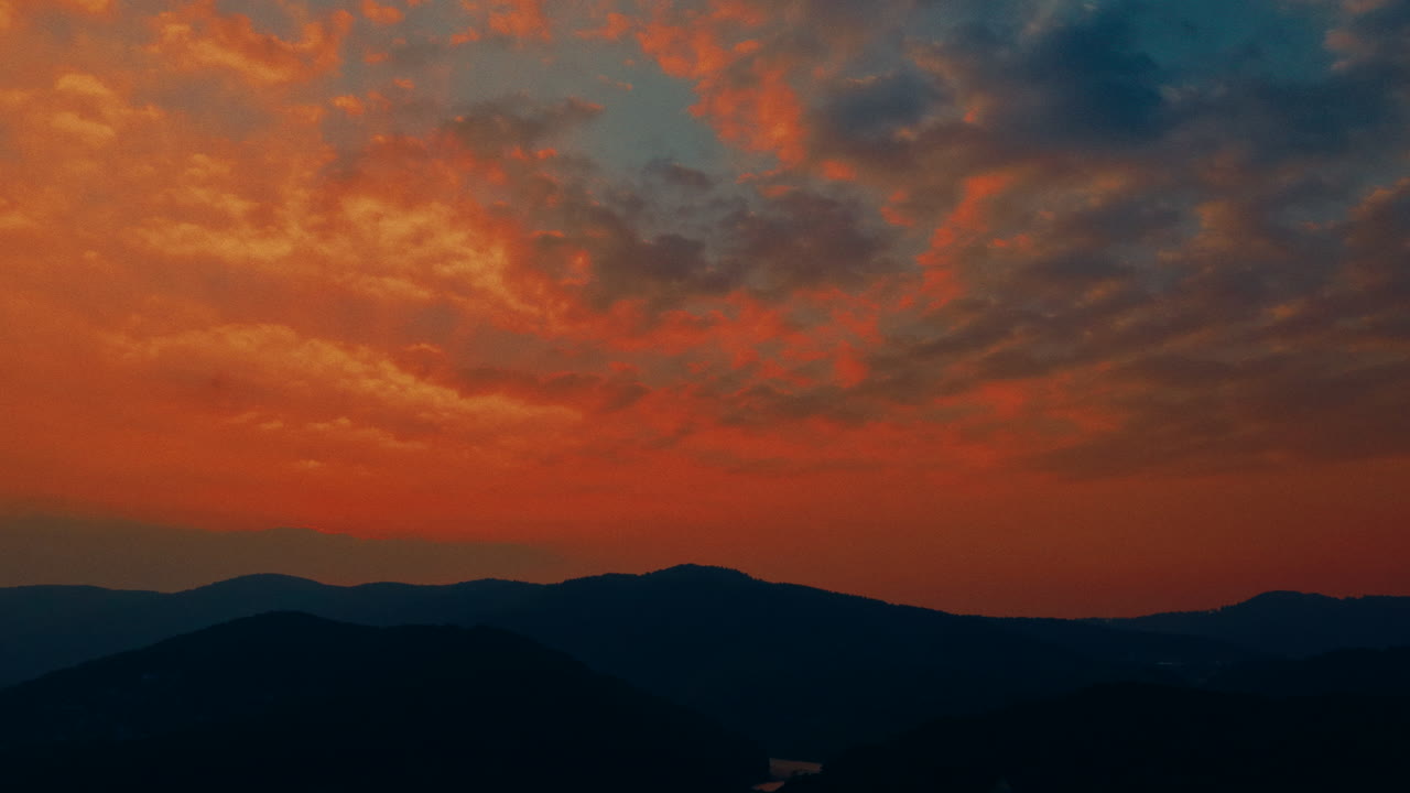 산 위에 해가 지는 것