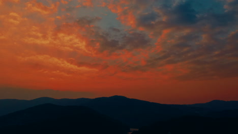 산 위에 일몰