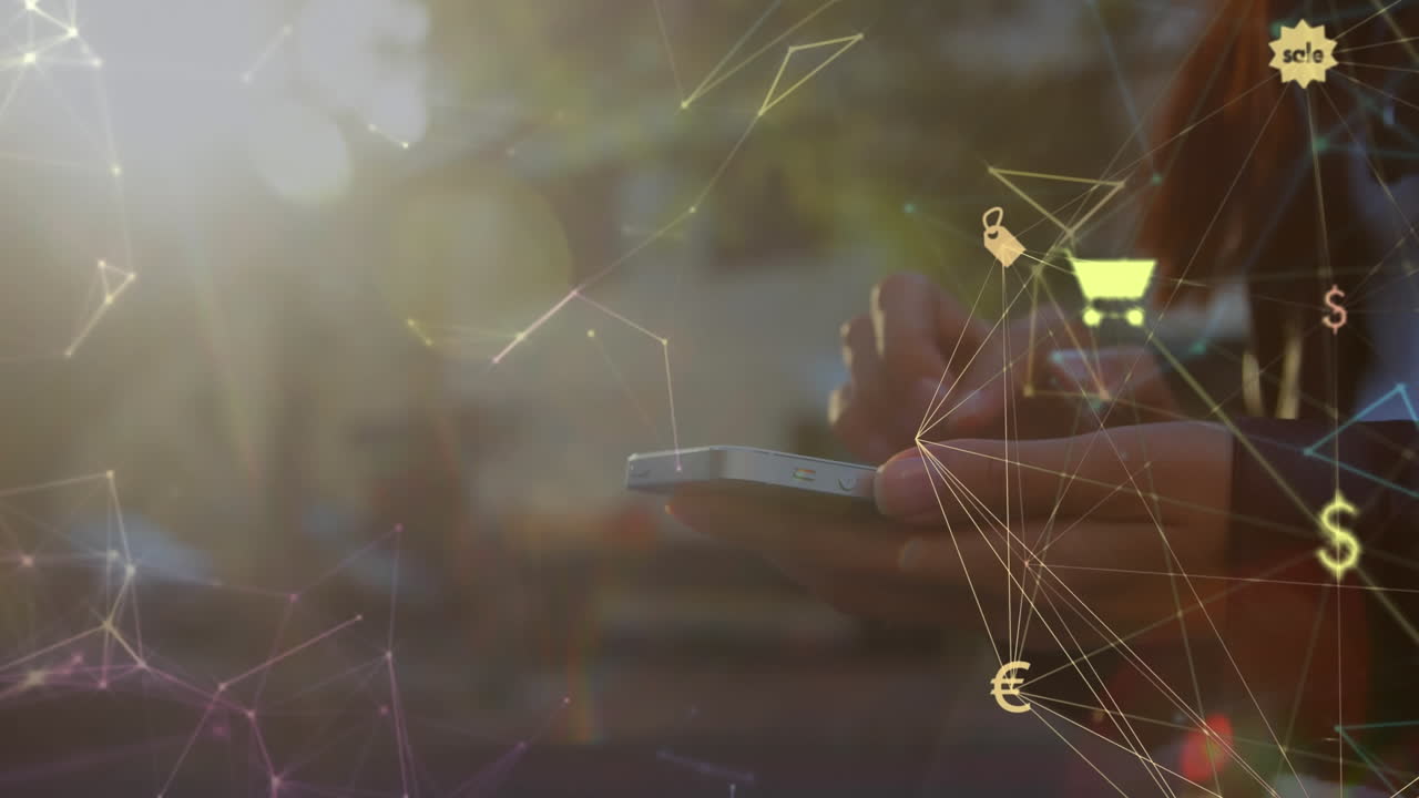 globos de iconos digitales girando contra la sección media de la mujer usando un teléfono inteligente al aire libre