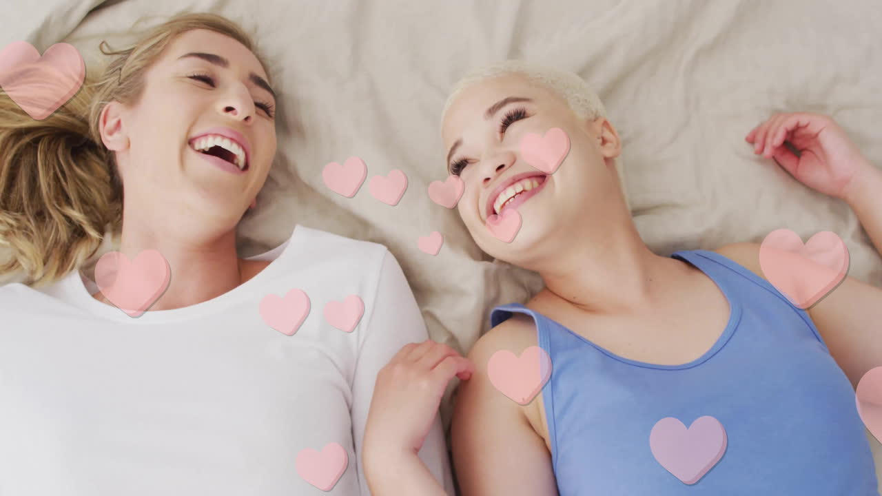 다양한 여성 커플이 포옹하는 곳에서 떠다니는 심장의 애니메이션