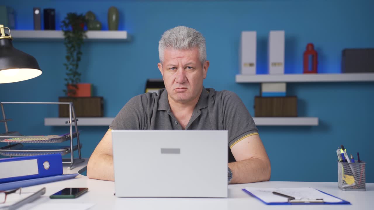 Homeoffice-Mitarbeiter Mann nickt in die Kamera, sagt nein, nein
