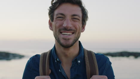 Retrato-De-Un-Hombre-Caucásico-Encantador-Y-Guapo-Riendo-Alegremente-En-La-Playa-Junto-Al-Mar