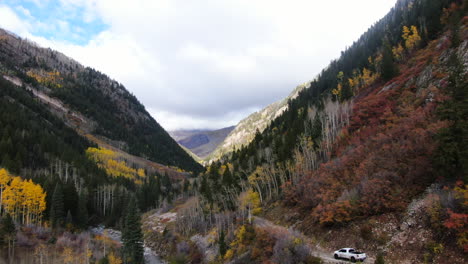 Filmische-Drohnenantenne,-4WD-LKW-Abseits-Der-Straße,-Marmor-Kristall-Mühle,-Atemberaubender-Herbst,-Aspen-Herbstfarben,-Gipfel-Der-Rocky-Mountains-Im-Süden-Colorados,-Ouray-Telluride,-Camping-Am-Fluss,-Gelbe-Bäume,-Abwärtsbewegung