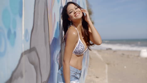 Hermosa-Chica-Posando-En-Playa-Soleada