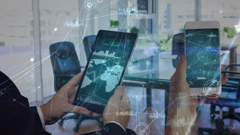 personas de negocios que usan su teléfono inteligente en la oficina con animación de datos digitales en primer plano