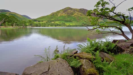 Vista-Panorámica-Sobre-El-Lago-Buttermere-En-El-Distrito-De-Los-Lagos,-Cumbria-En-El-Reino-Unido