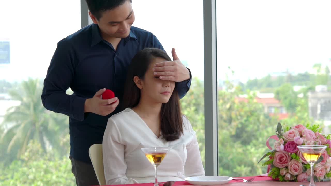 행복 한 로맨틱 한 커플 이 레스토랑 에서 점심 을 먹고 있다