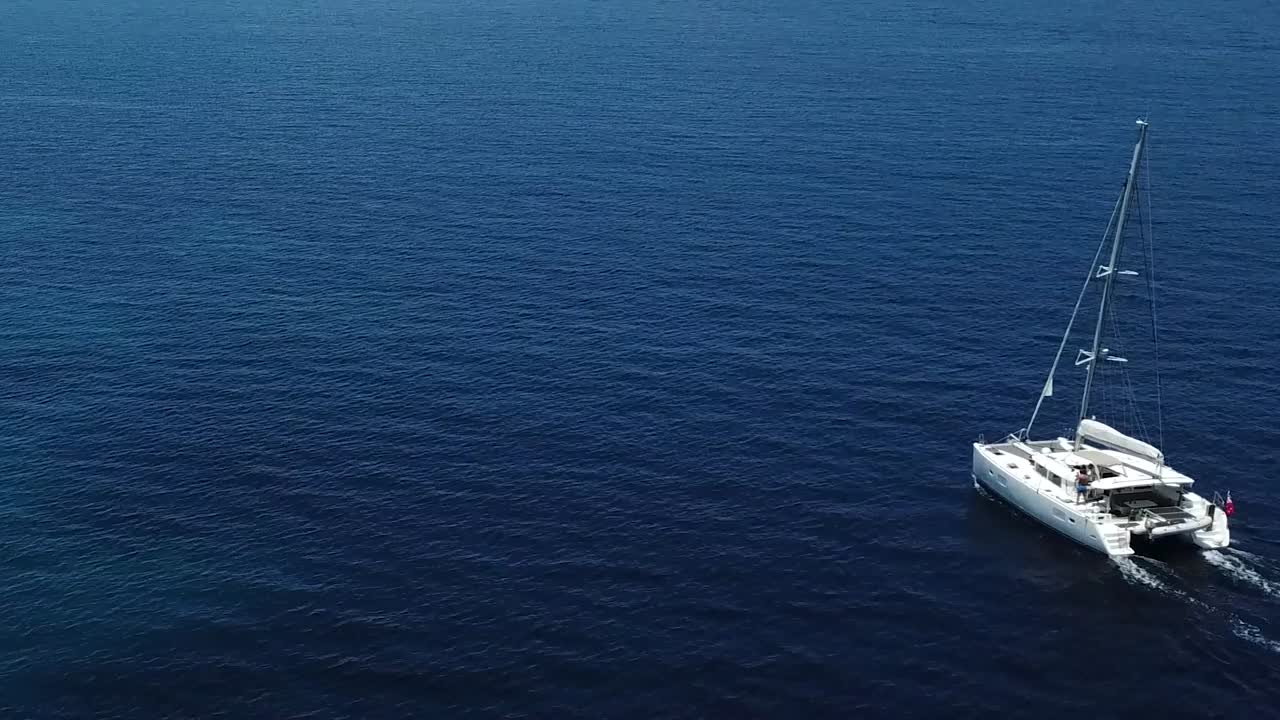 Drone aereo: Acqua e Yacht a Vela a Mykonos, Grecia