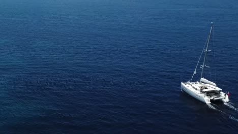 antena drone agua y yate de vela mykonos grecia