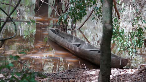 Antigua-Canoa-Indígena-A-La-Orilla-Del-Río.