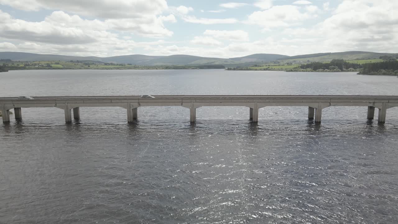 아일랜드의 블레이튼 레이크 카운티 위클로 위에 있는 다리의 공중 전망 - 드론 촬영