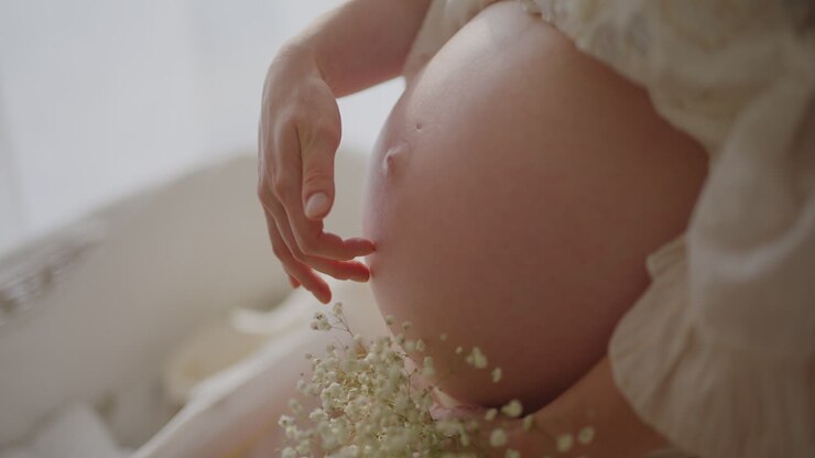Donna incinta che accarezza il pancione amorevolmente
