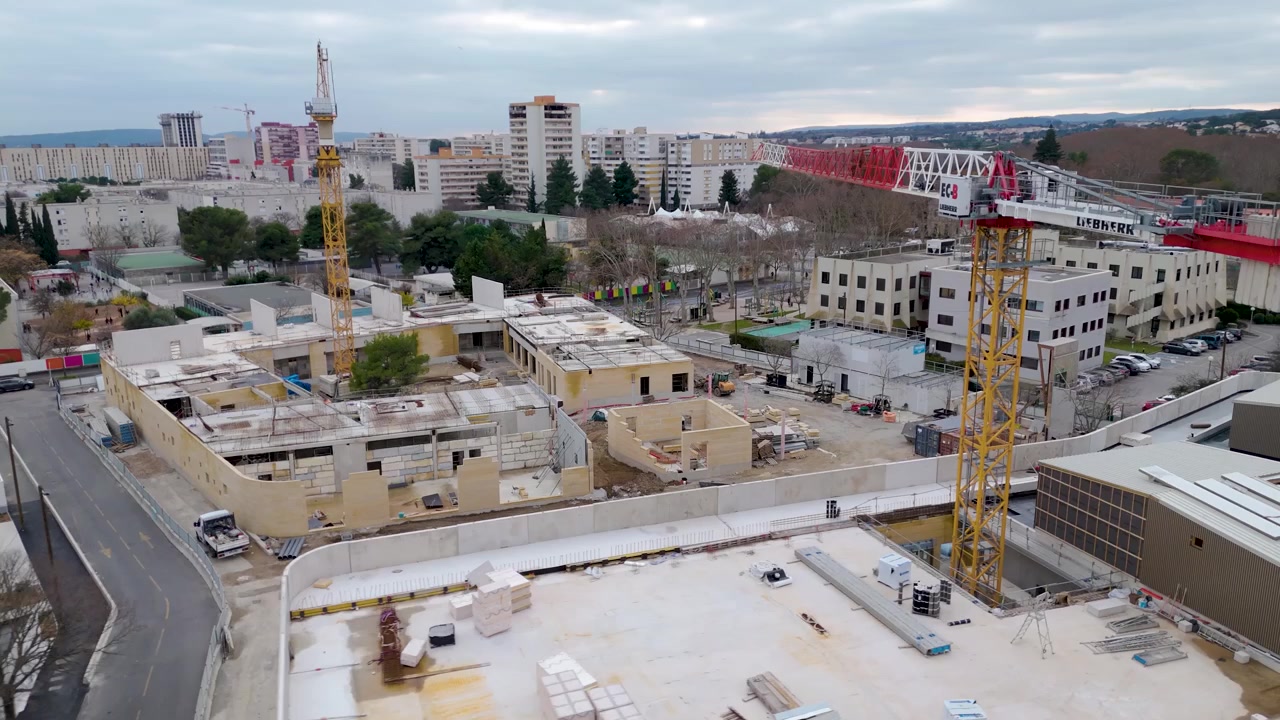 Gran zona de construcción urbana con grúas torre en Montpellier, Francia, vista aérea