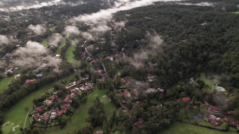 drone aéreo disparado sobre una pequeña ciudad en valle de bravo, méxico