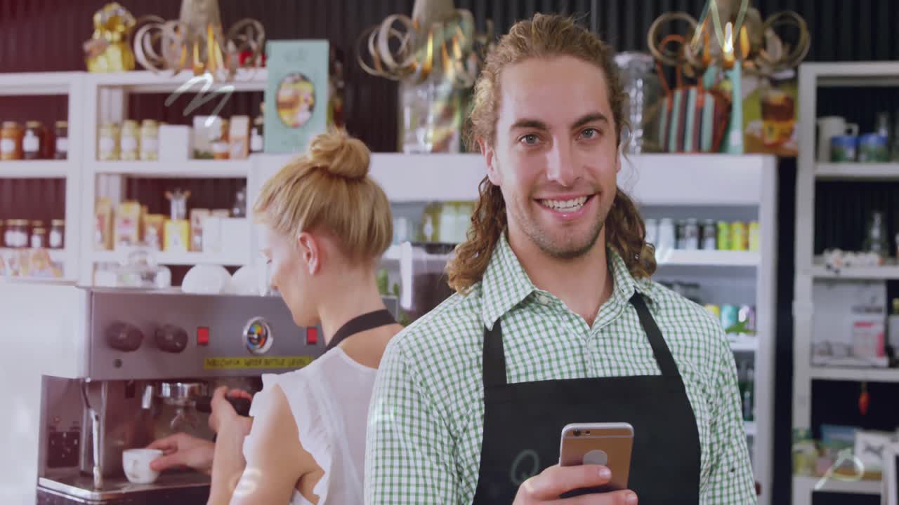 Animazione di lettere che si muovono su un uomo caucasico che usa il cellulare e una donna che prepara il caffè al bar.