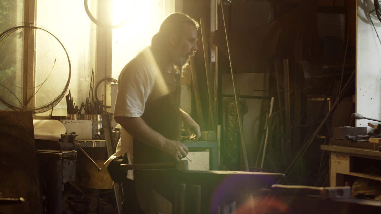 un herrero trabajando en su taller