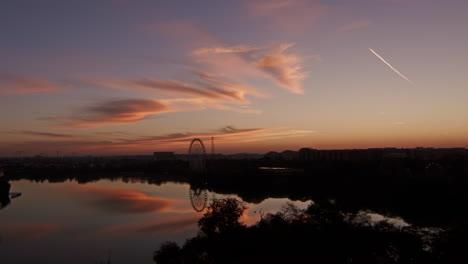 amanecer sobre la ciudad lago de naranja