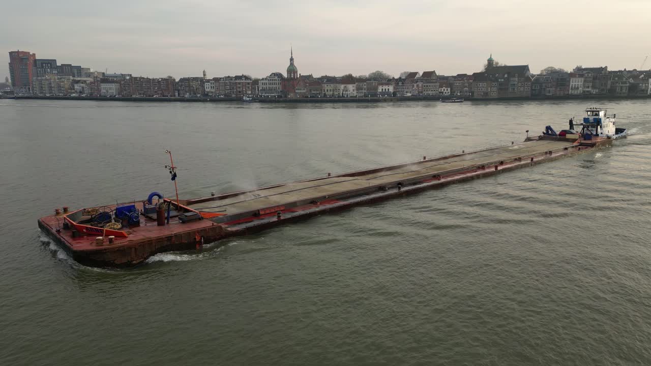 Nave da carico vuota che naviga sul fiume.