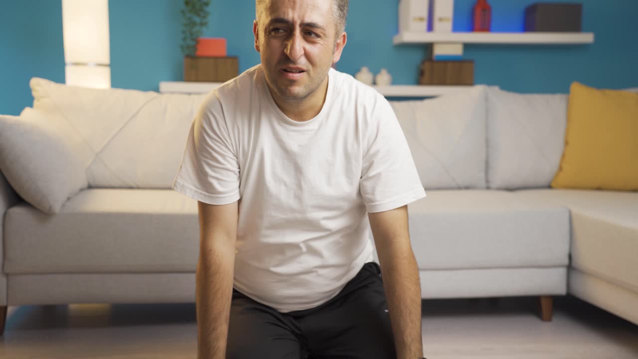 Uomo infelice in ginocchio. Esausto
