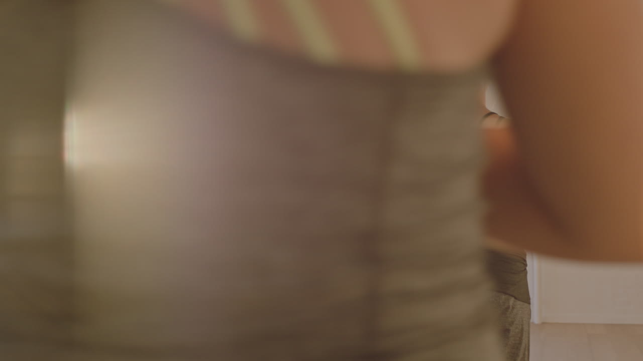 clase de yoga de mujeres embarazadas sanas que practican la pose de oración disfrutando del ejercicio de atención plena en grupo con un instructor en el estudio al amanecer