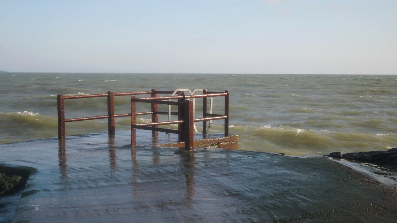 아일랜드 더블린에서 겨울 바다 수영을 위한 포트마르노크 해변 플랫폼