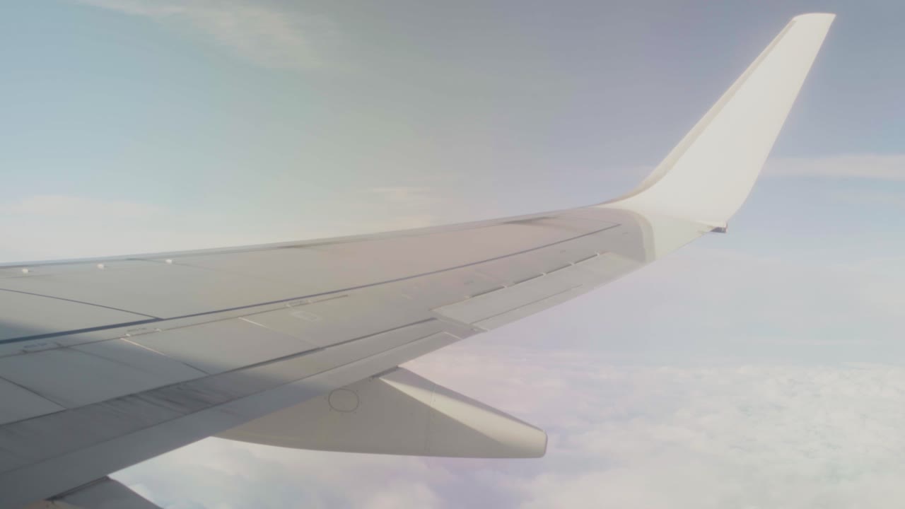 구름의 바다 위에 날개의 비행기