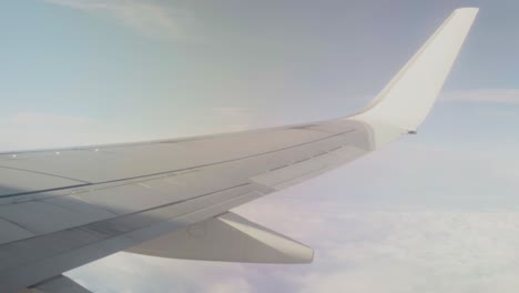 el avión del ala sobre un mar de nubes