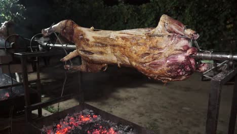 Cordero-Entero-A-La-Barbacoa-Asándose-Lentamente