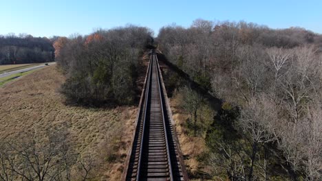 disparo aéreo empujando hacia adelante a lo largo del papa lamer caballete vías del ferrocarril en una tarde soleada en louisville kentucky