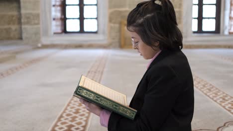 Junge-Liest-Koran