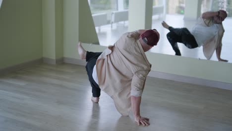hombre bailando breakdance en un estudio moderno